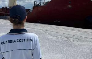 Oristano, nave bloccata in porto: gravi carenze sulle dotazioni di bordo