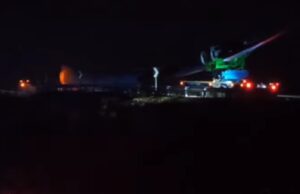 Trasporto eccezionale nella notte, pala eolica bloccata sulla 131 | Video