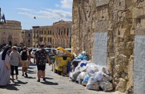 Mondezzaio in piazza Palazzo, cartolina vergognosa del centro storico piazza palazzo