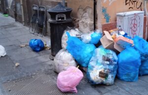 Degrado alla Marina, scritte sui muri e rifiuti sparsi intorno ai cestini