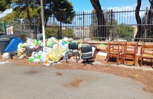 Vergogna al Magistero, mondezzaio nella zona dedita ai parcheggi