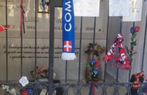 Riva, nella tomba le sciarpe di Roma e Como: un affetto che unisce i tifosi