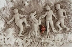 Cane sordo e cieco ucciso, scultura di sabbia per esprimere sdegno scultura cane sordo cieco