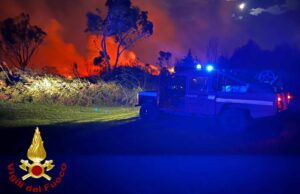 Girasole, spaventoso incendio minaccia un campeggio