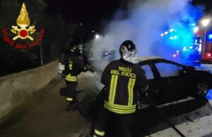 Nuoro, fiamme nella notte: completamente bruciata un’auto