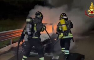 Paura sulla Sassari-Olbia: auto prende fuoco, illesi i due a bordo