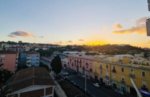 Uno splendido tramonto abbraccia il cielo di Cagliari