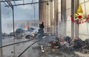 Grosso incendio a Macchiareddu: a fuoco un capannone industriale