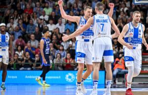 La Dinamo sorride in campionato: Napoli surclassato 94-76