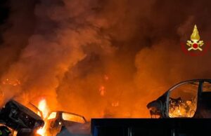 Carbonia, grosso incendio in un autodemolizione: 80 veicoli bruciati