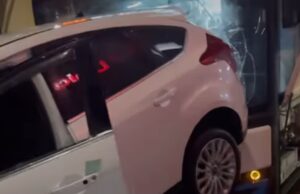 Pirri, auto trascinata dall’acqua finisce sul vetro di un pullman