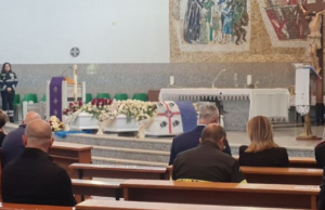 Strage di Nuoro, folla enorme ai funerali di Giusi, Martina e Francesco