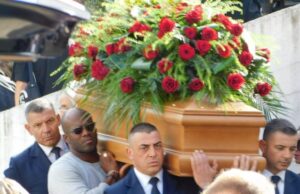 In 400 per l’addio ad Andrea Capone: David Suazo trasporta la bara