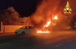 Paura a Cagliari, due furgoni a fuoco: anche una vettura danneggiata