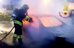Cagliari, paura in via Procida: a fuoco 3 auto in sosta