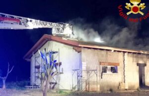 Sestu, incendio nella notte: in fiamme una casa in costruzione