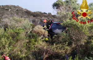 Caprera, auto si incastra tra le rocce: intervento dei vigili del fuoco