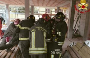 Nuoro, tragedia sfiorata: operaio resta incastrato nell’intonacatrice