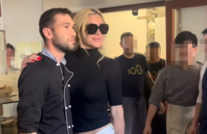 La popstar mondiale Kesha a Cagliari: corsa al selfie con lei