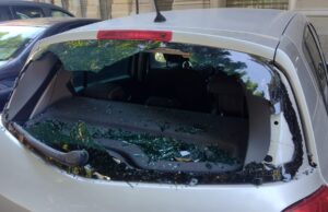 Cagliari, auto vandalizzata in Piazza del Carmine: “Molta amarezza”