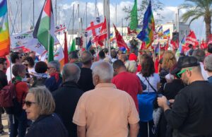 “No a tutte le guerre”, in centinaia da tutta Italia al sit-in di Cagliari