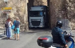 Cagliari, tir si blocca a Castello: curiosa disavventura diventa virale