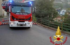 Lanusei, un albero rischia di precipitare sulla piazza: Vigili del fuoco in azione