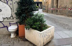 Cagliari, i cittadini denunciano l’inciviltà: Wc abbandonato in centro