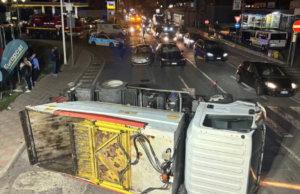 Grosso spavento a Cagliari: camion si ribalta in viale Monastir