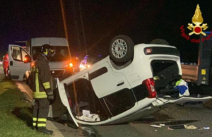 Villagreca, schianto fra tre auto: una si ribalta, ferita una donna