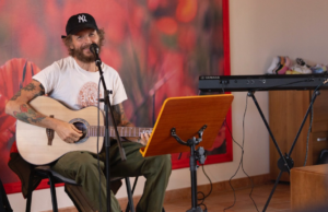 Jovanotti a sorpresa nella comunità “Lo Specchio” di Domusnovas