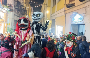 Sassari, “Su Mortu Mortu” è un successo: migliaia nel centro storico