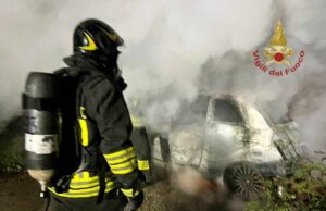 Assemini, fiamme nella notte: a fuoco un’auto