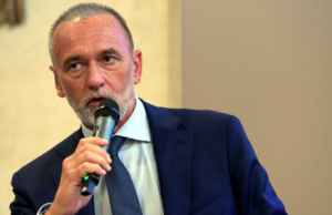 Cappellacci rilancia gli attacchi su Aeroitalia: “L’ad vicino ai 5 Stelle”