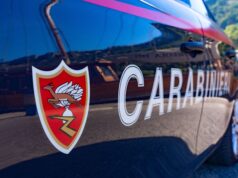 Sassari, nudo colpisce con calci e pugni il Palazzo Rosa: arrivano i carabinieri