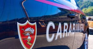 Sassari, nudo colpisce con calci e pugni il Palazzo Rosa: arrivano i carabinieri