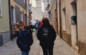 “Vuoi scappare da Trump?”: Ollolai rilancia le case a “1 euro”