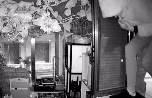 Cagliari, rapinato negozio di prodotti sardi: ladro ripreso dalle telecamere