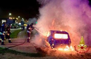 Olbia, fiamme nella notte: a fuoco un suv