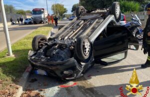 Paura ad Alghero, auto si ribalta e autista resta incastrato