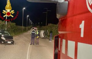 Carbonia, terribile scontro frontale: auto ribaltata, ci sono due feriti