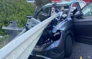 Siligo, spavento sulla 131 verso Sassari: auto si infilza nel guard-rail