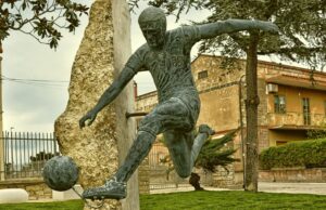 Mandas, nasce Piazza Gigi Riva con la statua di Rombo di Tuono