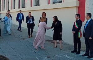 Cagliari, Giorgia Meloni è arrivata: firma con Todde in corso