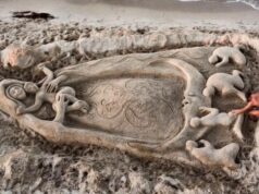 La Madonna avvolge i 4 ragazzi morti a Fonni, la scultura di Nicola Urru