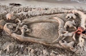 La Madonna avvolge i 4 ragazzi morti a Fonni, la scultura di Nicola Urru