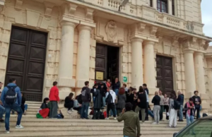 Cagliari, protesta contro prof israeliano: “Via i sionisti dall’Università”
