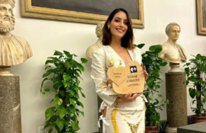 Spuntano vecchie foto artistiche: censura verso Stefania Secci