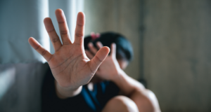 Violenza sulle donne, la terribile testimonianza di una vittima: “Credevo di morire”