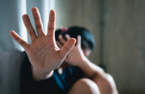 Violenza sulle donne, la terribile testimonianza di una vittima: “Credevo di morire”